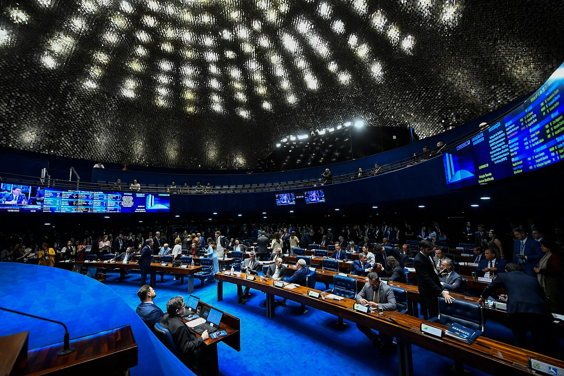 Plenário do Senado Federal durante sessão deliberativa ordinária, com senadores sentados à bancada acompanhando os trabalhos.