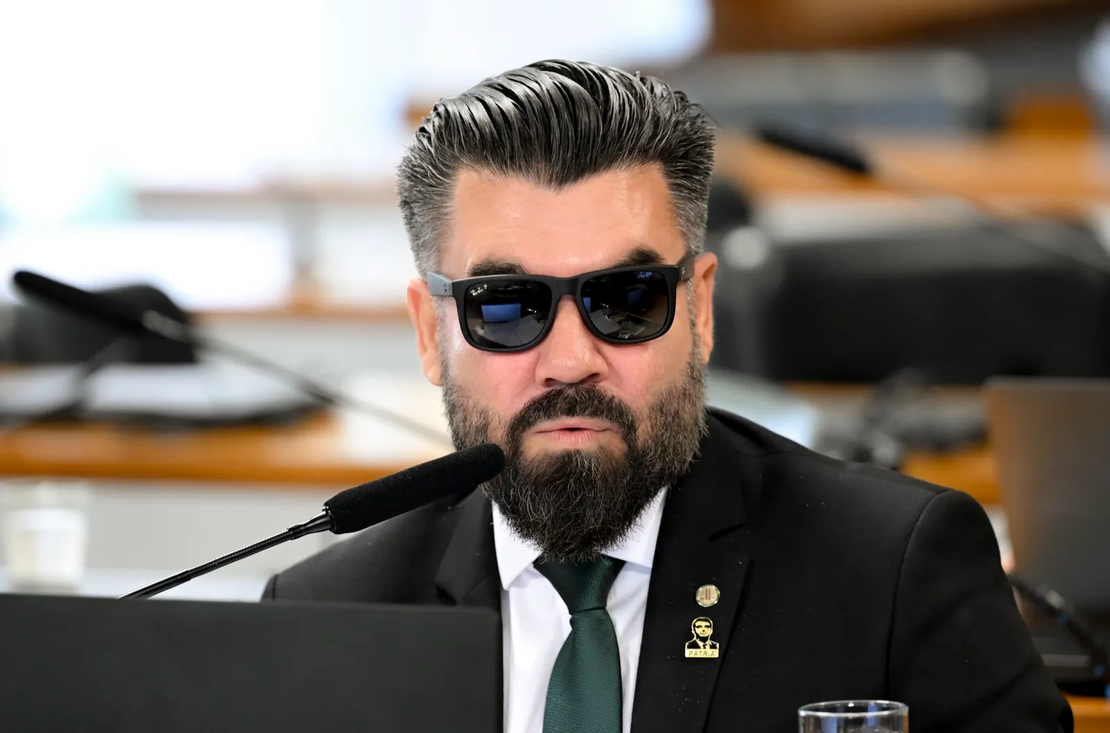 Deputado Delegado Caveira diante de microfone durante audiência pública no Senado.