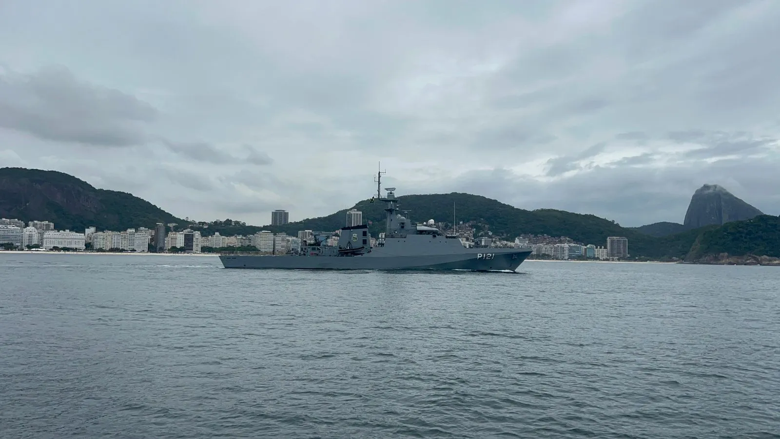 Navio-patrulha oceânico Apa, da Marinha do Brasil, navegando durante patrulhamento marítimo no litoral do Rio de Janeiro.