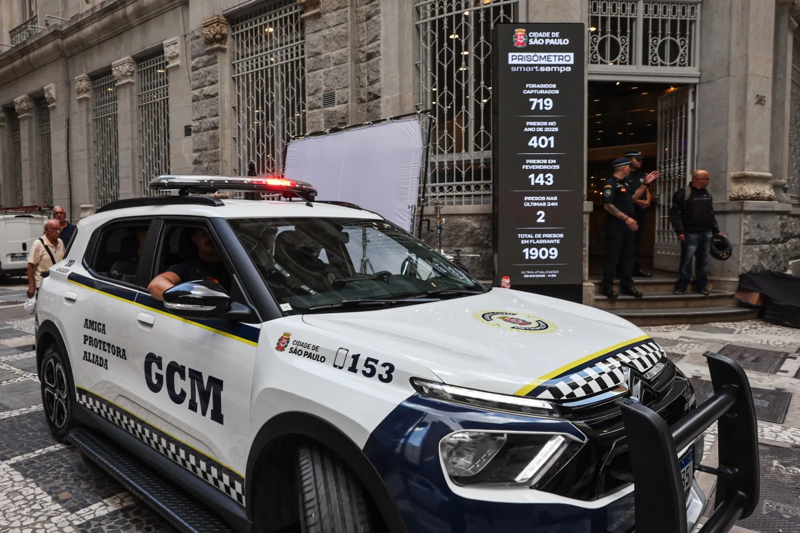 Viatura da Guarda Civil Metropolitana diante de painel do programa Smart Sampa.