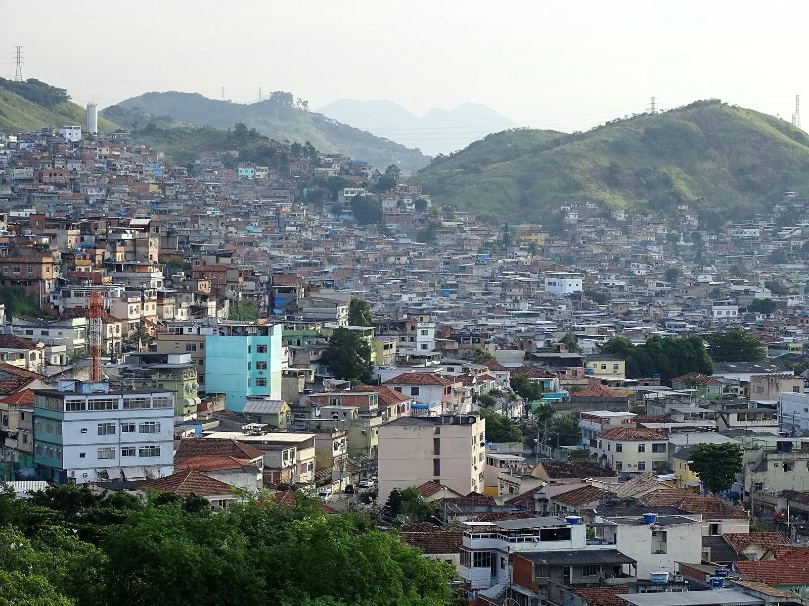 Vista do Complexo do Alemão, favela no Rio de Janeiro, tomada a partir da Igreja da Penha.