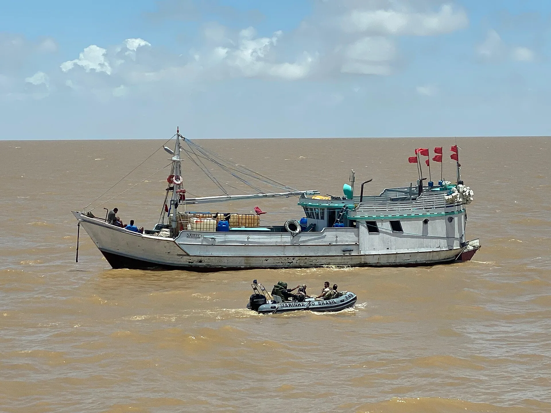 Pacotes de cigarros contrabandeados apreendidos em um barco de pesca no litoral do Pará, durante ação conjunta da Marinha e da Polícia Federal.