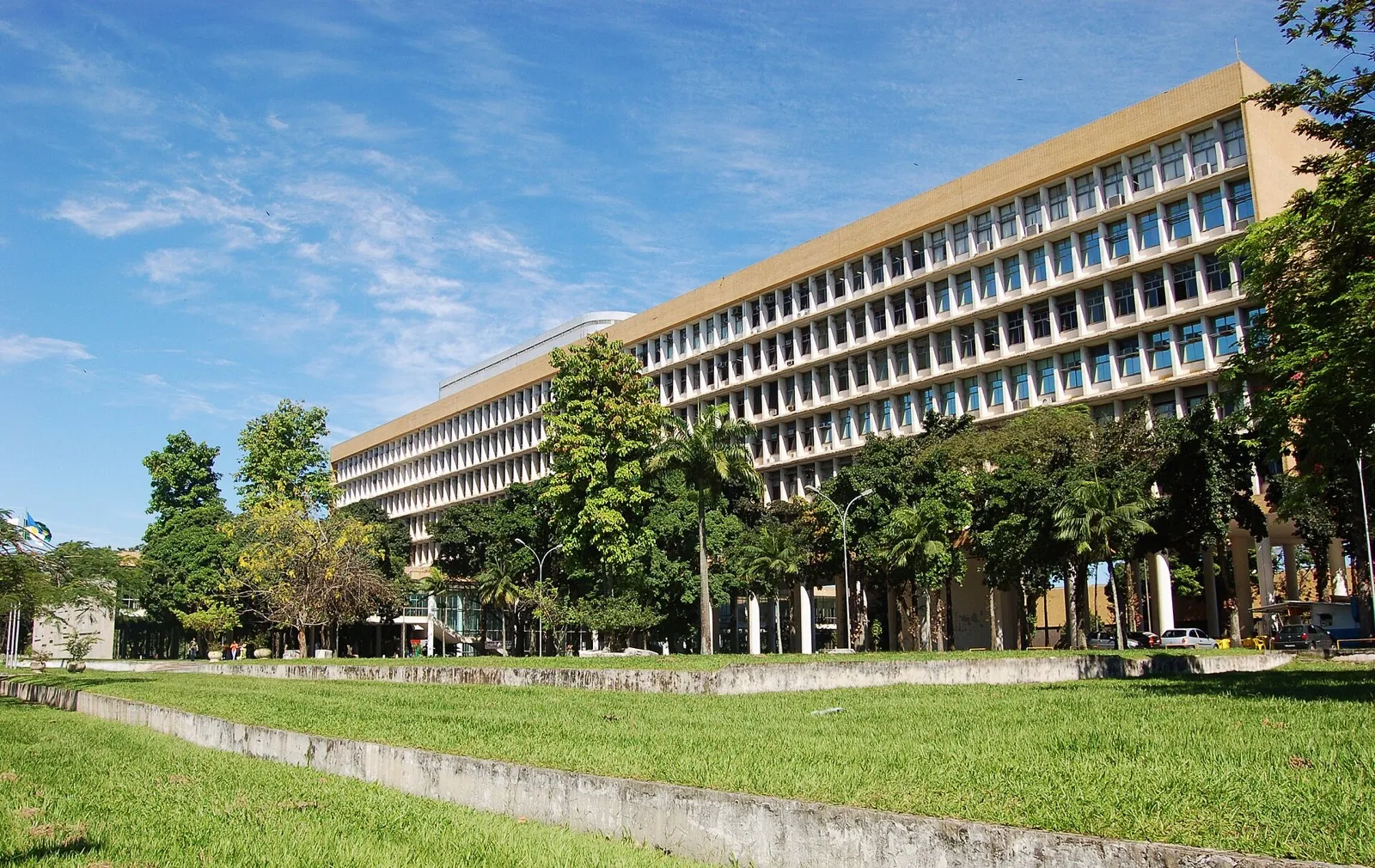 Prédio da Reitoria da Universidade Federal do Rio de Janeiro, com gramado e árvores no campus.