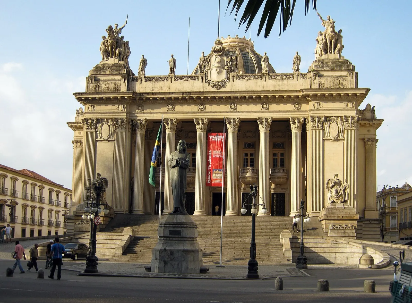 Estátua de Tiradentes em frente ao Palácio Tiradentes, sede da Assembleia Legislativa do Rio de Janeiro.